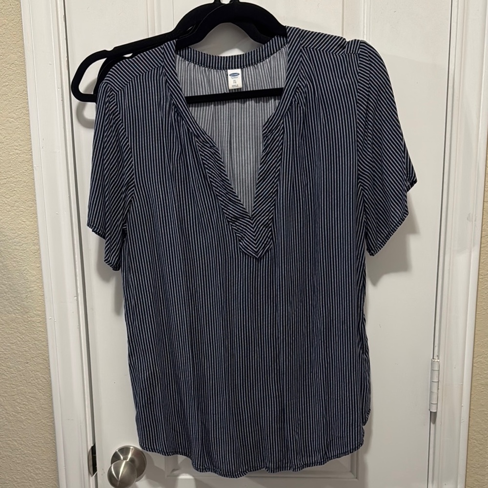 Old Navy Gray relaxed ruffled v-neck short sleeve top